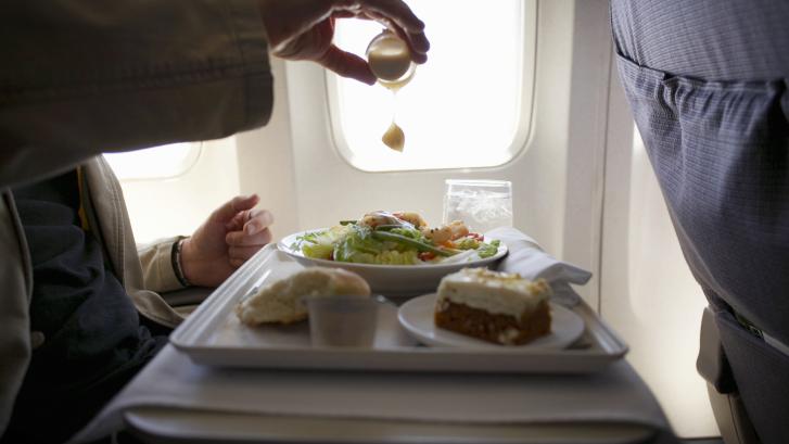 Indignación en Tik Tok con lo que le han dado tras pedir un menú vegano en una viaje de avión