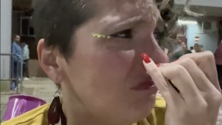 Una mujer en silla de ruedas denuncia entre lágrimas lo que le pasó al ir baño en un concierto en Sevilla