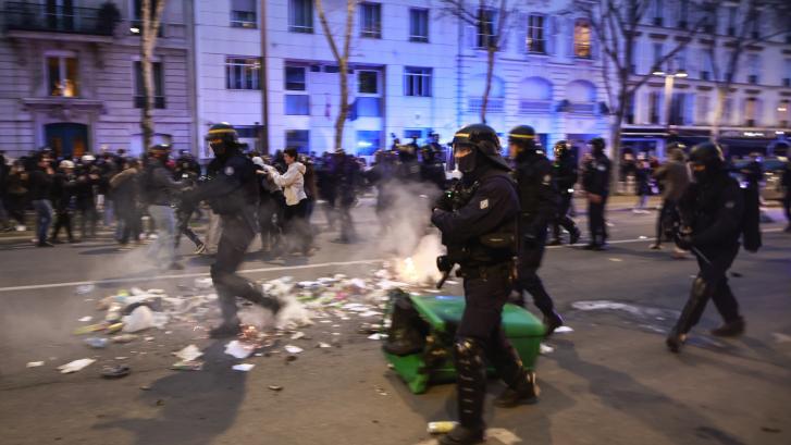 Casi 300 detenidos en graves disturbios durante las manifestaciones en Francia contra Macron