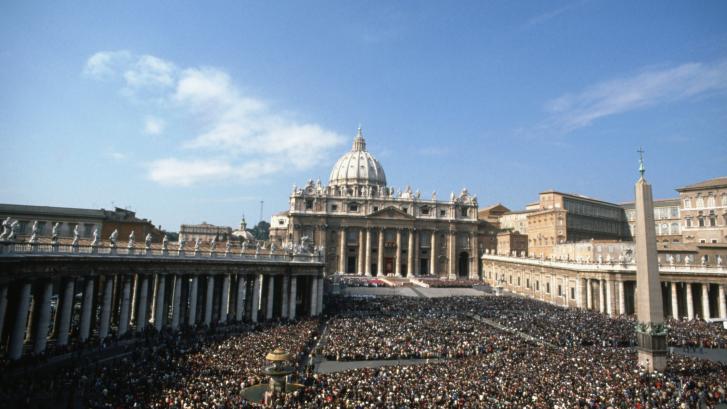Lo que hace un hombre para saltarse la cola del Vaticano está impresionando en Tik Tok