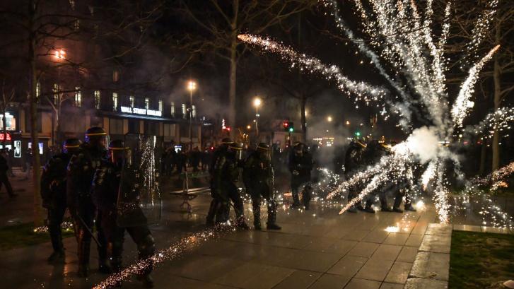 Nueva noche de protestas en Francia (ya van siete) contra la reforma de las pensiones de Macron