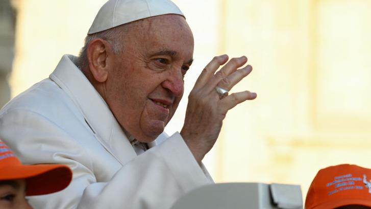 El papa Francisco bautiza a un bebé ingresado en el centro en el que estaba hospitalizado en Roma