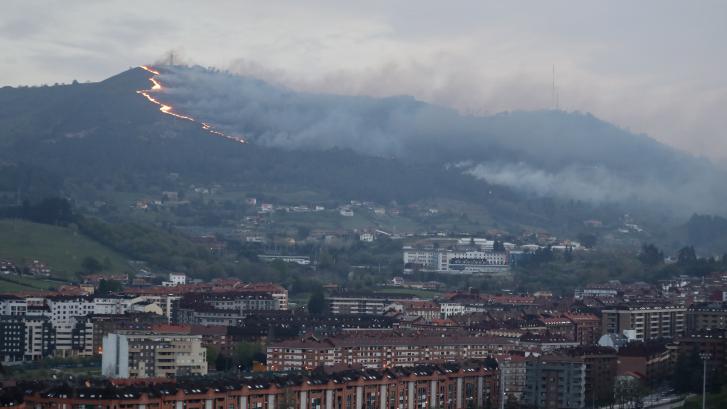 El fuego asola el norte de España con 116 incendios activos en Asturias