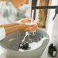Una experta en limpieza de piel advierte a los que ven suficiente lavarse la cara por la mañana solo con agua