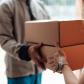Un repartidor decide desatar el caos entre los vecinos y crea toda una pesadilla con todos los paquetes esperados