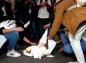 Un grupo de mujeres de contextos islámicos quema velos en plena manifestación del 8M en Madrid