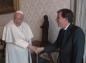 Lo que dice el papa Francisco en pleno saludo con Almeida es de ver y no creer