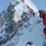 Suben al Everest para encontrar la paz y encuentran que tienen que hacer cola