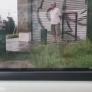 La emoción de un hombre cuando su nieto lo recoge para que no se moje con la lluvia