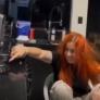 Una chica va a cocinar y termina encendiendo el fuego con su propio cuerpo