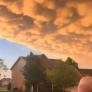 Las nubes mamuts aparecen tras un tornado y parecen de otro mundo