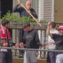 La tensión entre un hombre y unos aficionados ingleses en Bilbao para defender su balcón