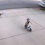 Este niño pasa cada día por casa de un vecino y lo que hace este conmueve a todos