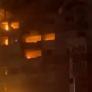 Las duras imágenes del incendio que consume un edificio en Teherán tras el ataque israelí