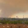 Una nube de humo y ceniza cubre parte del cielo de Madrid tras el incendio en Méntrida