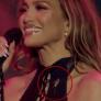 Un grillo se sube al cuello de Jennifer López en pleno concierto y su reacción sorprende a todos