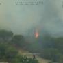 Cuatro helicópteros y 14 dotaciones de bomberos intentan controlar un incendio en Torrelodones (Madrid)