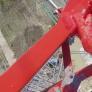 Una cámara en primera persona muestra cómo un operario pinta una torre de electricidad desde lo más alto