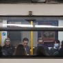 ¿Qué son las pegatinas moradas que han aparecido en el metro de Madrid?