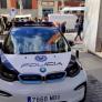 Analiza entre bromas cómo es el coche eléctrico de la Policía municipal y arrasa