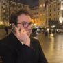 Los camareros no le atienden en una terraza y la idea que se le ocurre es para no parar de reír
