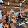 Va a un supermercado y le hace esta broma a la cajera: su cara es para enmarcar
