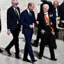 El príncipe Guillermo va en traje azul, que no negro, al funeral del papa pero no se salta el protocolo