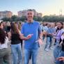 Albiol enseña sin tapujos su lado más disfrutón y bailongo en las 'Festes de Maig' de Badalona