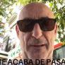 Felisuco va a un bar a tomar un café, un hombre le reconoce y él se parte de risa al escuchar lo que le dice a su amigo