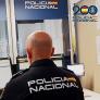 Va a renovarse el DNI, explica lo que ponía en un cartel de comisaría y la respuesta del policía: no la vio venir