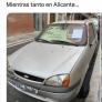 Un coche lleva 6 meses en una calle de Alicante: un vecino deja una nota para enmarcarla y exponerla en la DGT