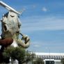 El aeropuerto 'fantasma' de España en el que te recibe un gigantesco hombre avión