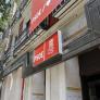 Graban el cartel que ha aparecido en un edificio en frente de la sede del PSOE en Madrid