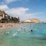 Lo que hacen unas turistas extranjeras en Alicante alerta a los expertos: mejor no seguir su ejemplo
