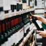 Un experto lo tiene clarísimo: este es el error más común a la hora de comprar vino en el supermercado