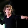 Mick Jagger lo da todo con una canción de reguetón