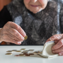 Convence a una anciana para ir a una residencia y su plan de ocho años le acaba generando medio millón de euros