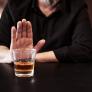 Tú, yo y el alcohol: las historias de quiénes sí y quienes no pudieron superar la enfermedad