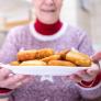 De entregar un móvil a una abuela a acabar comiendo croquetas: el vídeo que está arrasando en Tik Tok