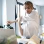 La minidosis de ejercicio que una experta recomienda hacer en los descansos del trabajo