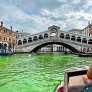 El agua del Gran Canal de Venecia aparece teñida de verde fluorescente