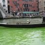 Los canales de Venecia se tiñen misteriosamente de verde