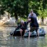 Vivir (otra vez) en el infierno de Jersón: la lucha contrarreloj de los vecinos para escapar de las inundaciones