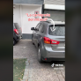 Un coche aparca detrás y no le deja salir: él espera tres horas y el desenlace engancha a muchos