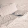 Una japonesa no puede creerse lo que mucha gente mete debajo de la almohada: en España también
