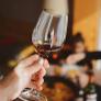 Una bióloga desmonta el estudio de la copa de vino al día para la salud y revela su error científico