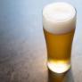 Un profesor explica a sus alumnos japoneses la forma en la que llama a una cerveza clara