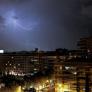 Captan la aterradora imagen de un rayo 'nube tierra' golpeando Madrid