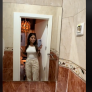 Una joven enseña la habitación que ha alquilado en el centro de Madrid: 900 euros le ha costado