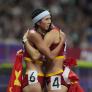 La foto que China no quiere que veas: veta el abrazo de unas atletas por una referencia a Tiananmen